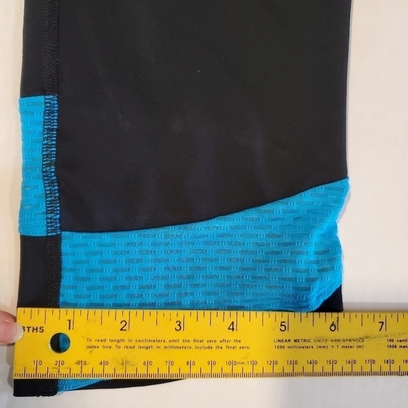 Under Armour black and teal heat gear capri compression leggings. Size M. H7 - Picture 7 of 10